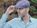 Newsboy w niebieską kratę